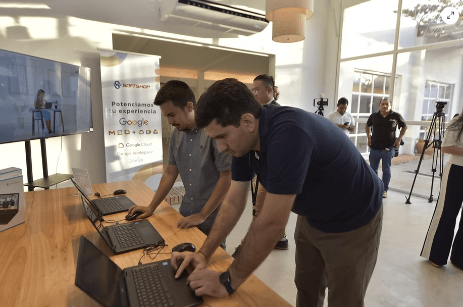 Personas probando una Chromebook Arai durante una presentación